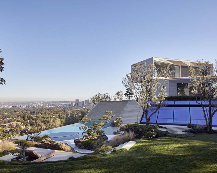 Luxury Villa Retreat: Embracing Opulence and Extravagance in Los Angeles